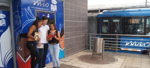 Personas leyendo libros en una terminal del MIO, están disfrutando el servicio "Leer te mueve"