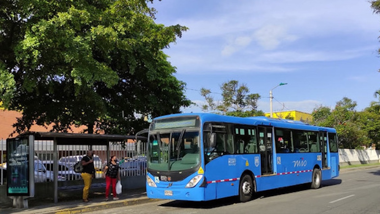 Bus del MIO estacionándose en una parada para recoger a pasajeros
