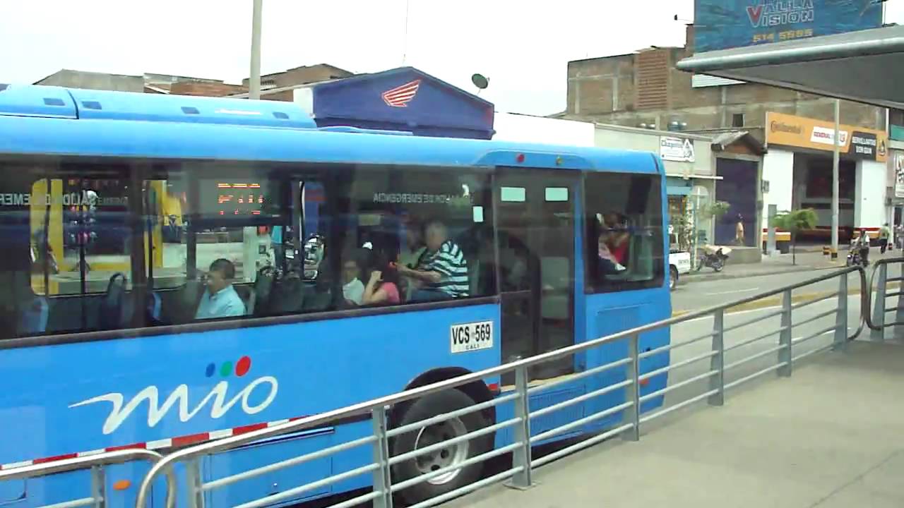 Bus del MIO saliendo de una estación, lleva pasajeros consigo