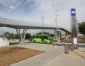 Estación de Andrés Sanín, se alcanza a observar un puente peatonal y un alimentador del MIO