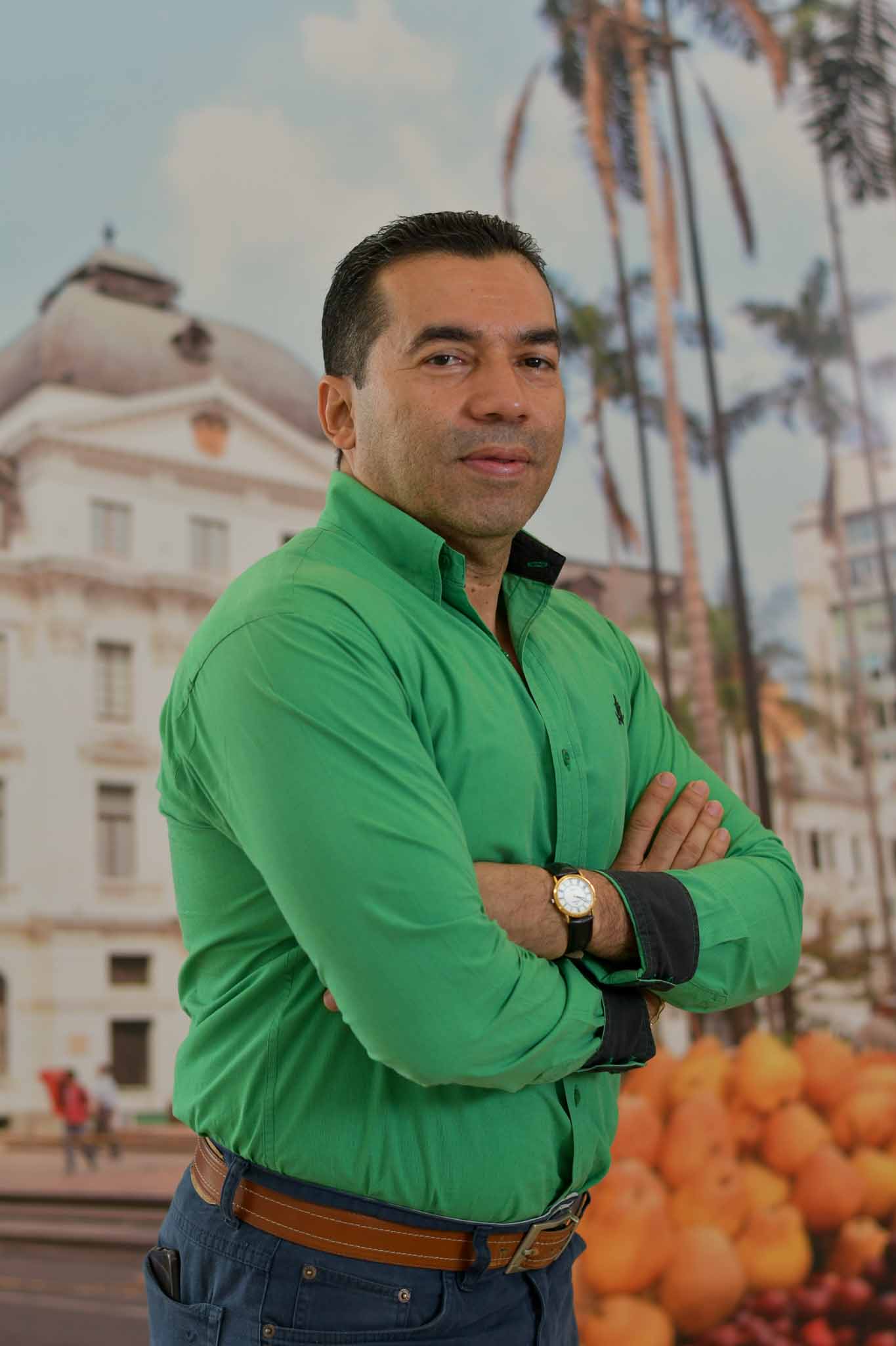 Foto de Mauricio Martínez Arango, Profesional Especializado de oficina de gestión contractual. Se encuentra de frente y sonriendo.