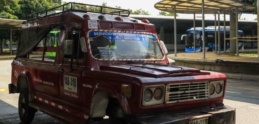 Camperos estacionados en una terminal del MIO, este campero pertenece al servicio integrado Camperos que transportan usuarios de la comuna 20