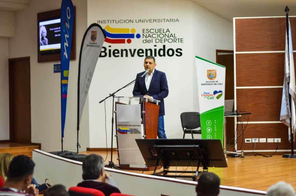 Oscar Ortiz, presidente de Metro Cali en el auditorio de la institución universitaria Escuela Nacional del deporte, se encuentra despejando dudas sobre el nuevo modelo de transporte para Cali