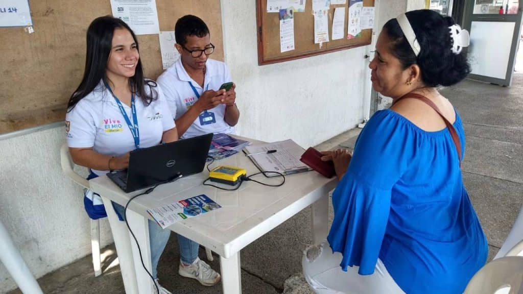 Colaboradores de Metro Cali atendiendo a los usuarios para la personalizacion de tarjetas