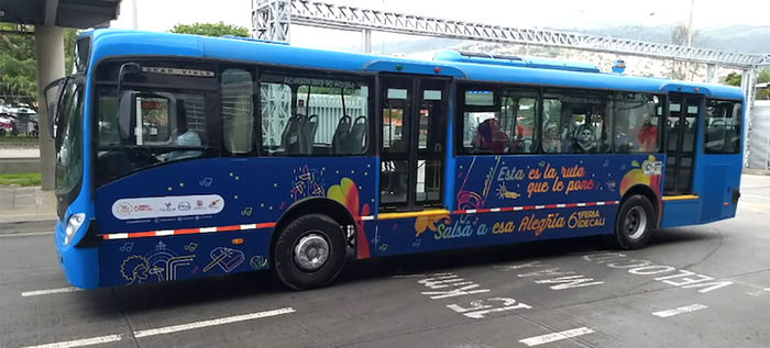 Bus del MIO adornado con diseños alusivos a la Feria de Cali 2023