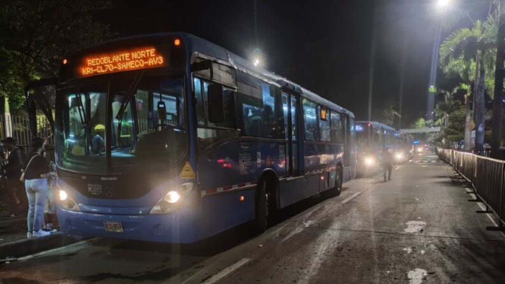 Buses del MIO en fila dando apoyo al Festival de música del pacifico Petronio Álvarez