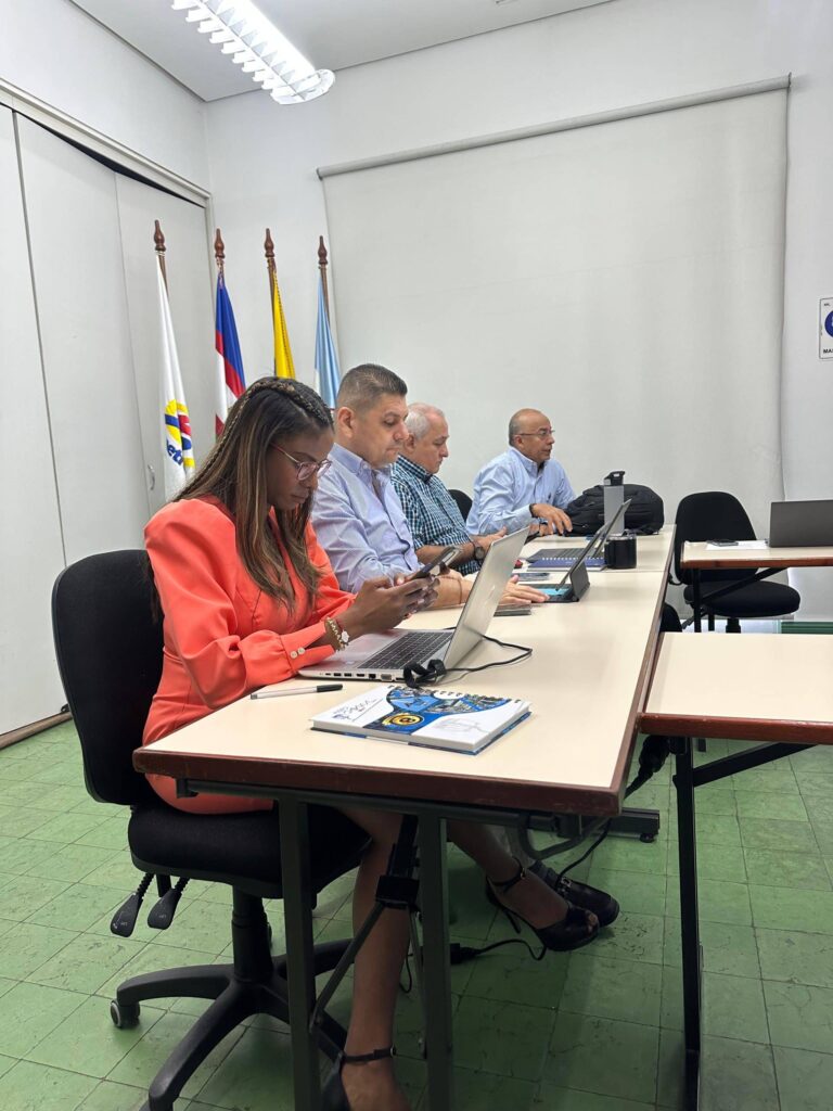 Se observa a funcionarios de metrocali, incluyendo al presidente, atendiendo la reunión efectuada entre Blanco y Negro masivo y Metrocali