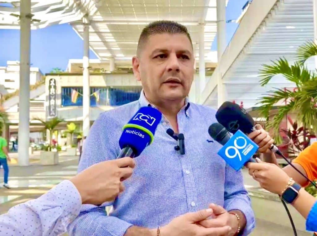 Oscar Ortiz, Presidente de Metrocali, hablando frente a los medios de comunicación en la plazoleta Jairo Varela sobre los recursos entregados por el gobierno