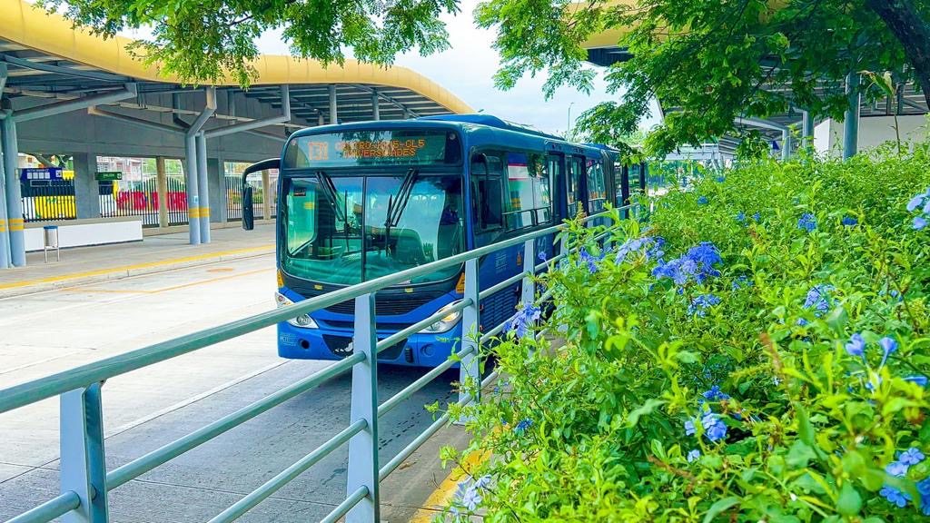 Un bus articulado del Mio esta saliendo de una estación