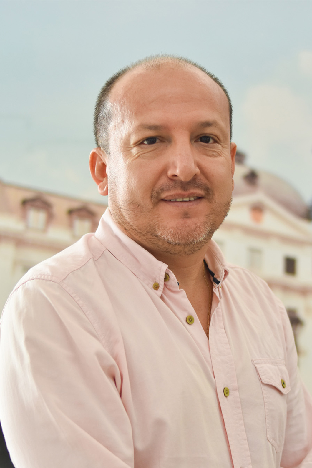 Foto de Tito Garzón, jefe de Control de la Operación. Se encuentra de perfil sonriendo.