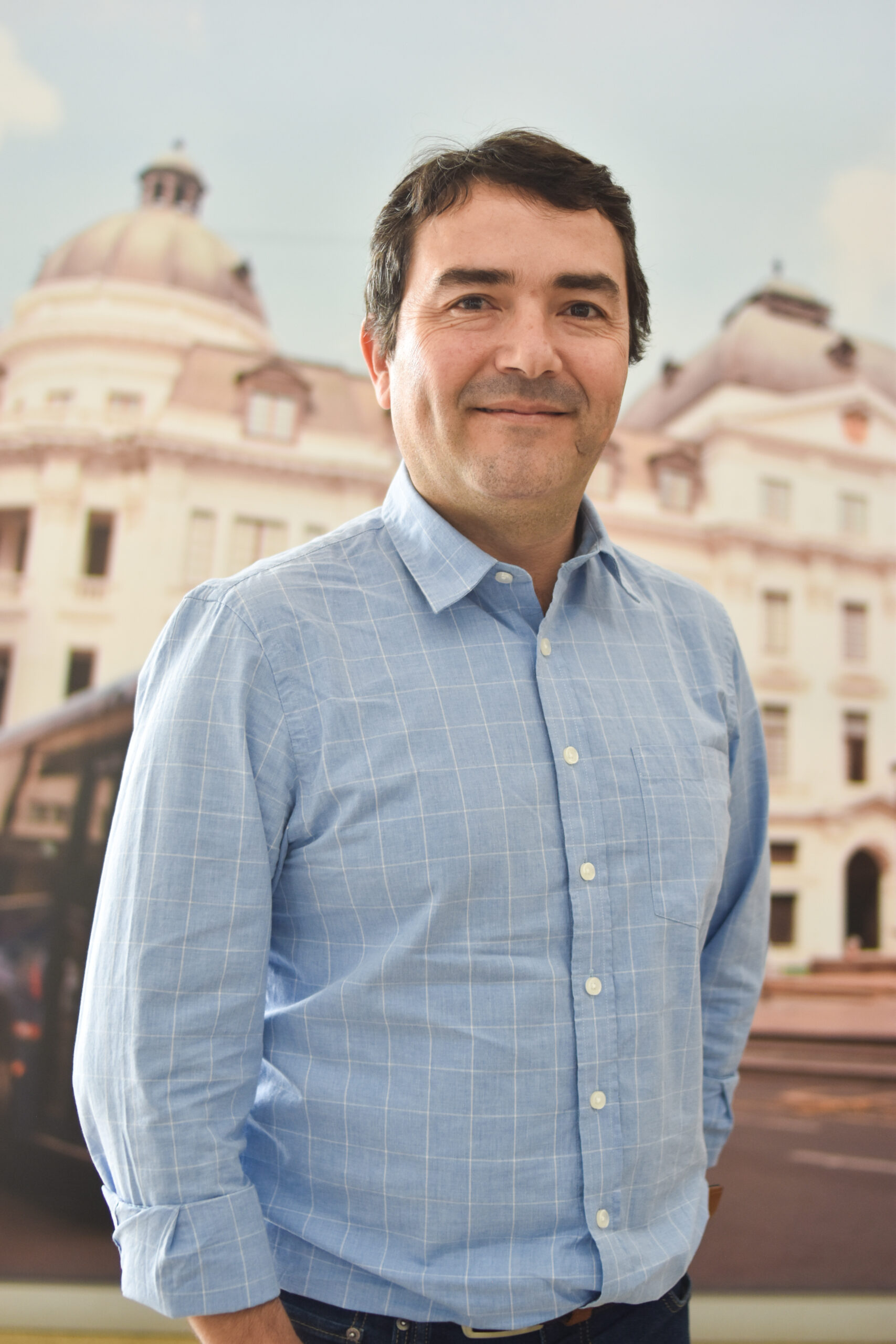 Foto de Felipe García, director de Operaciones. Se encuentra de frente sonriendo.