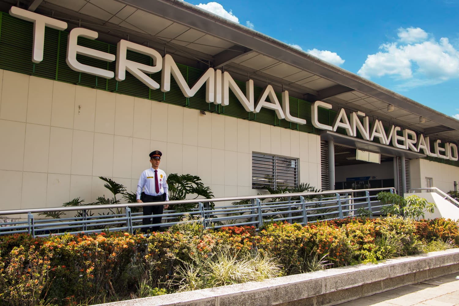 Foto de la entrada de la Terminal Cañaveralejo y un guarda de seguridad privada parado en la rampa.