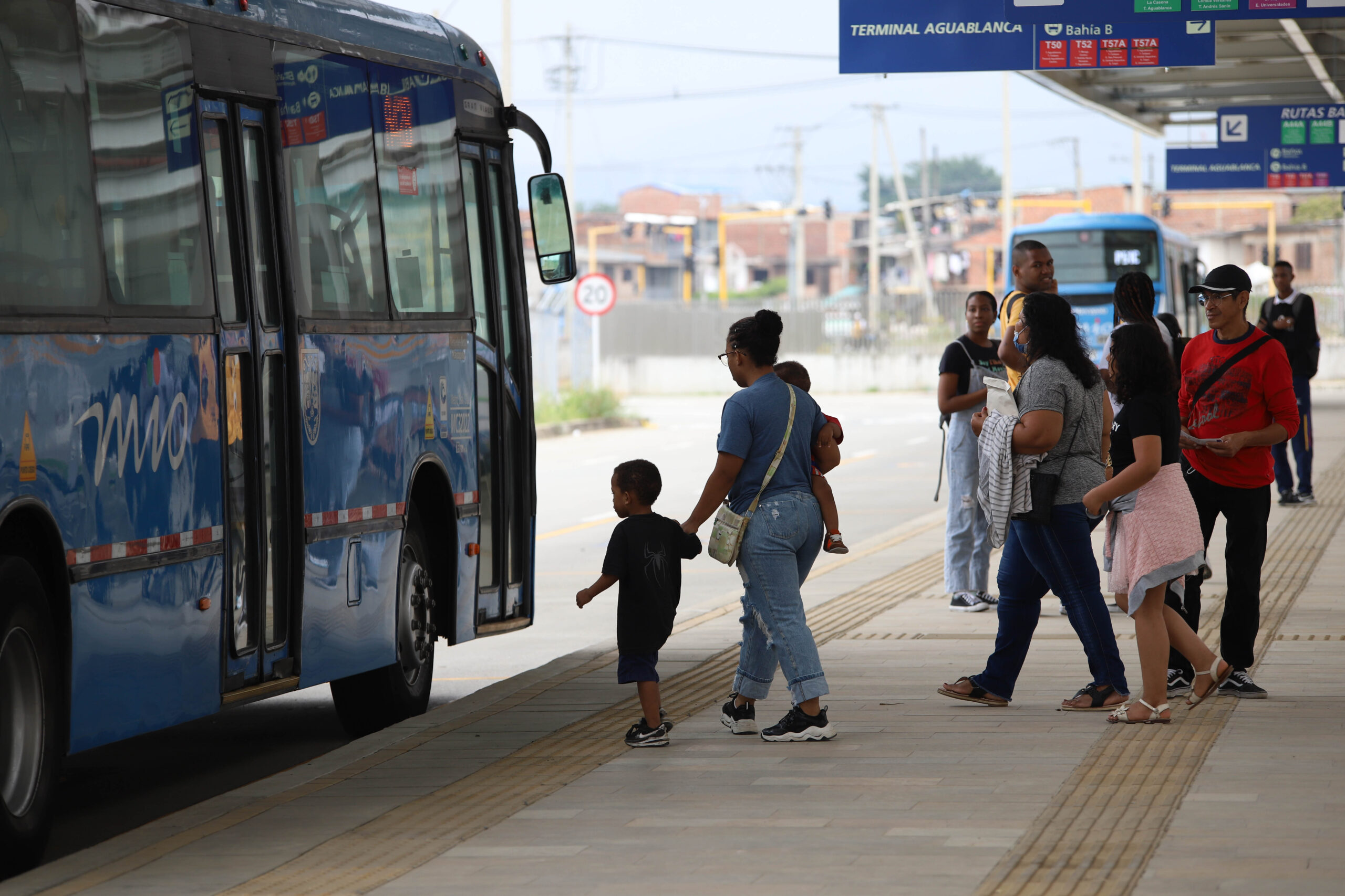 Foto de usuarios en la Terminal Aguablanca ingresando a un bus padrón del MIO.