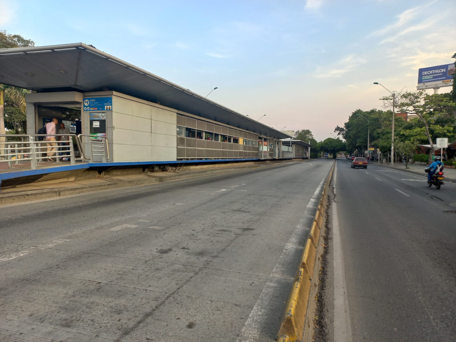 Foto de la fachada de la estación Lido, en la cual se ve también el carril sólo bus y el mixto.