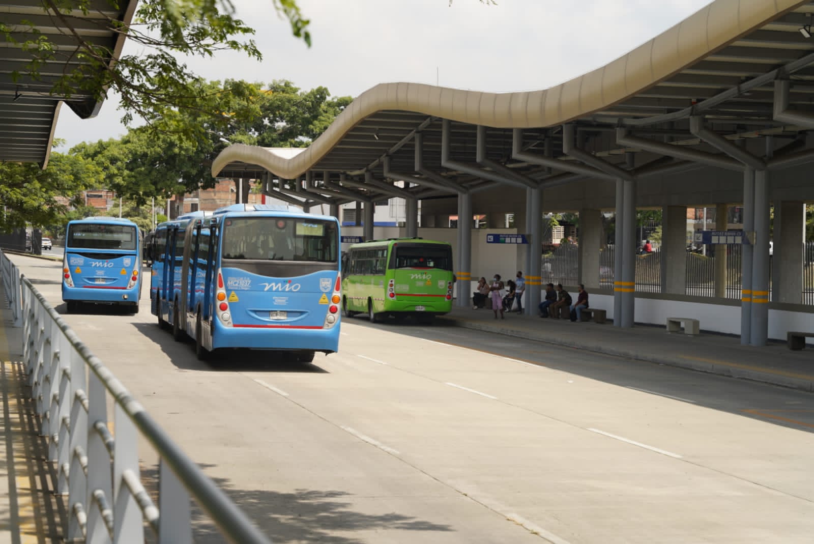 Foto en la que se observan buses articulados del MIO y un alimentador en la Terminal Paso del Comercio.