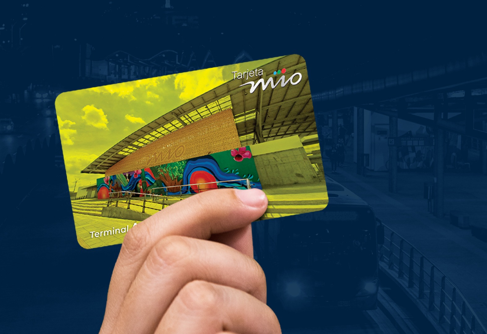 Foto donde se ve una mano sosteniendo la tarjeta del MIO.