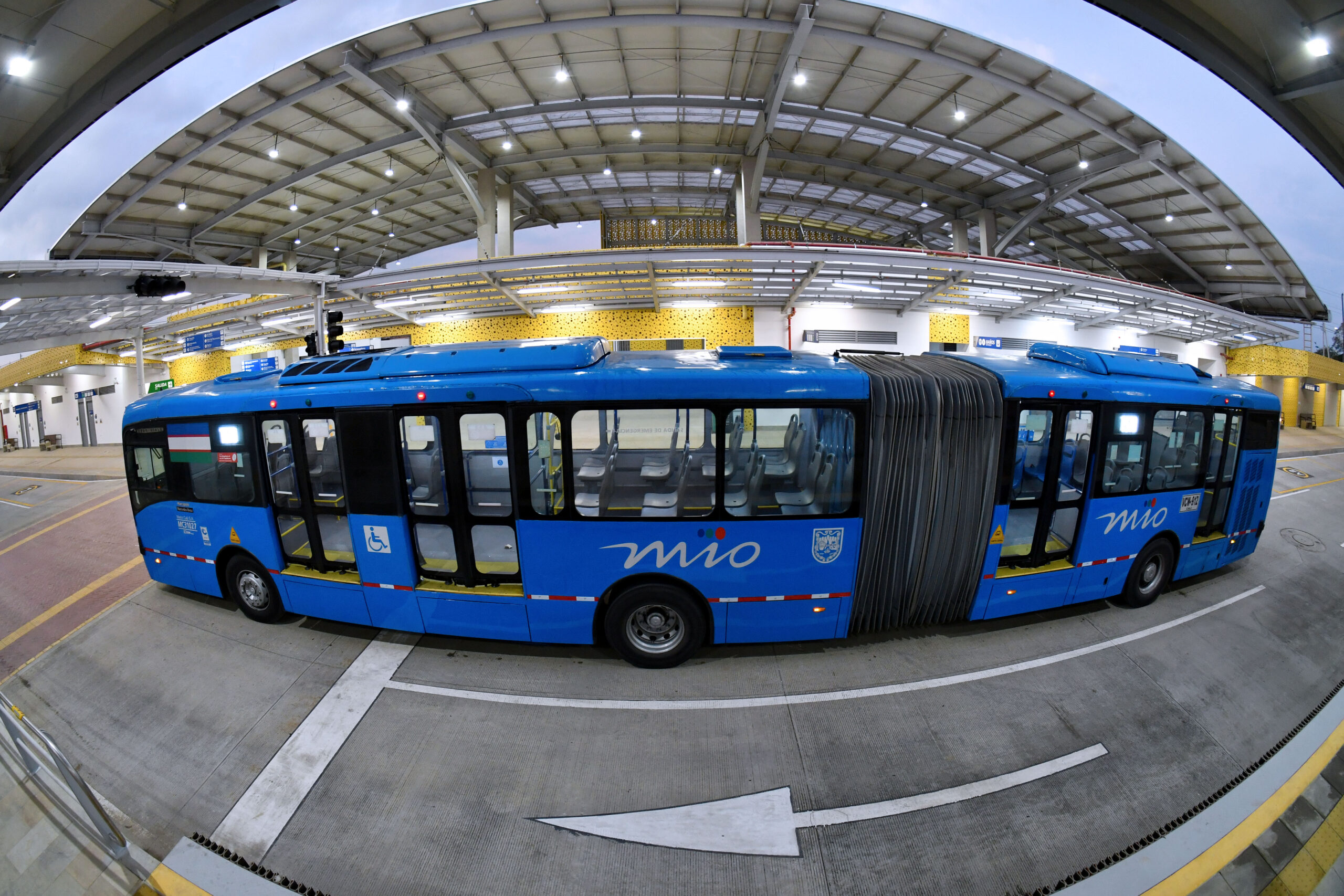 Foto donde se va a un bus articulado del MIO en la Terminal Aguablanca, a través de un espejo.