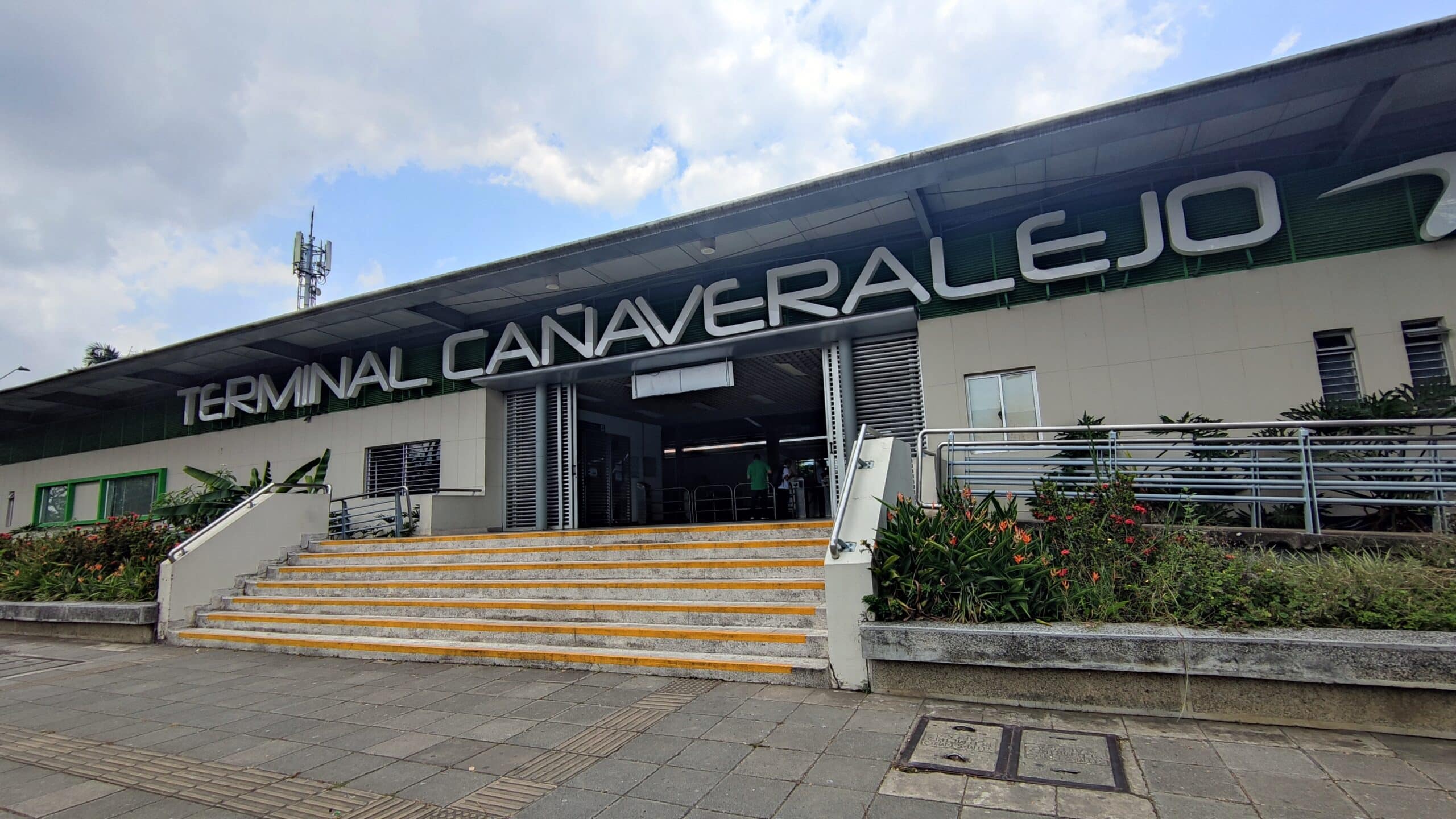 Foto donde se ve la fachada de la Terminal Cañaveralejo.