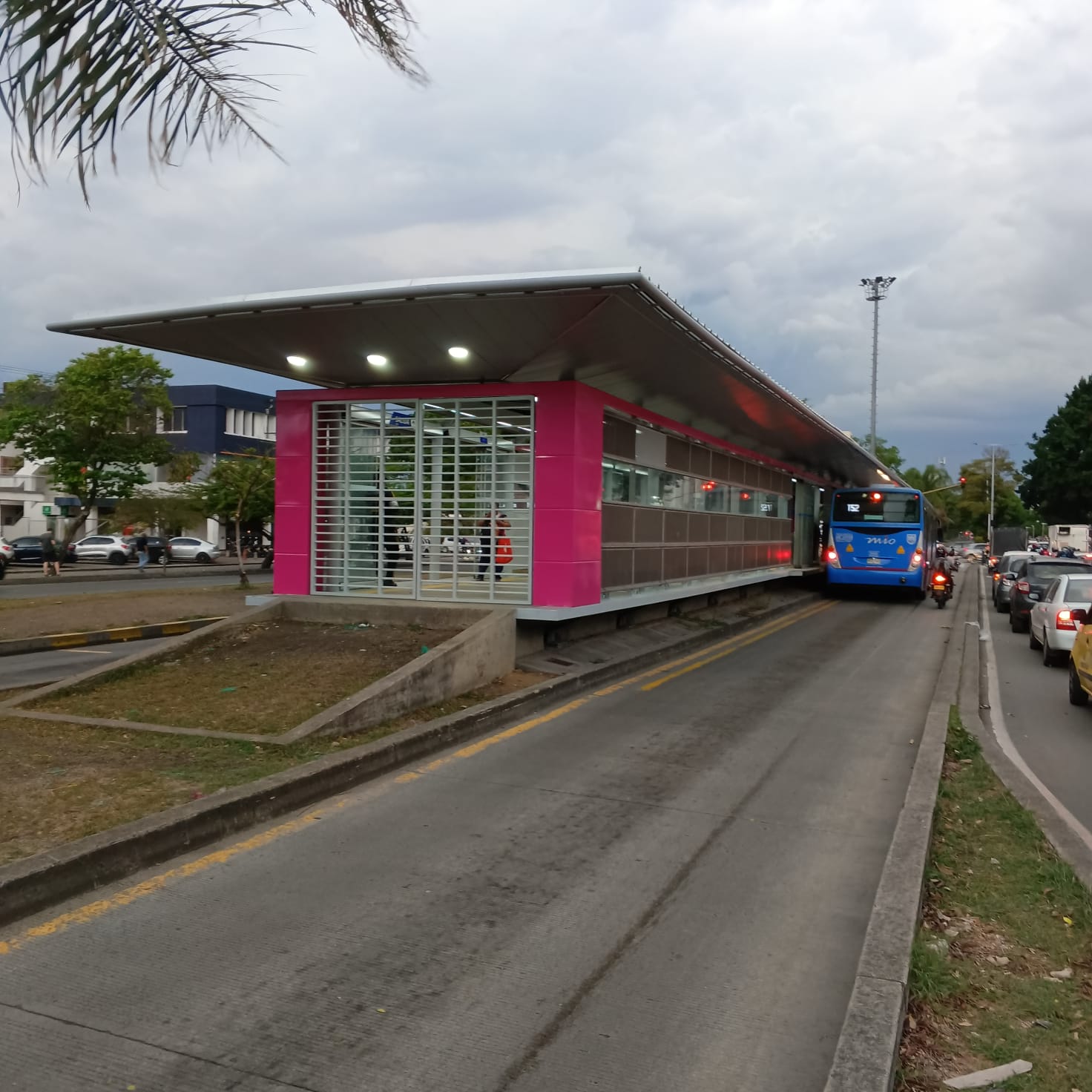 En la foto se ve la fachada de la estación Vipasa y sobre el carril solo bus un bus del MIO.