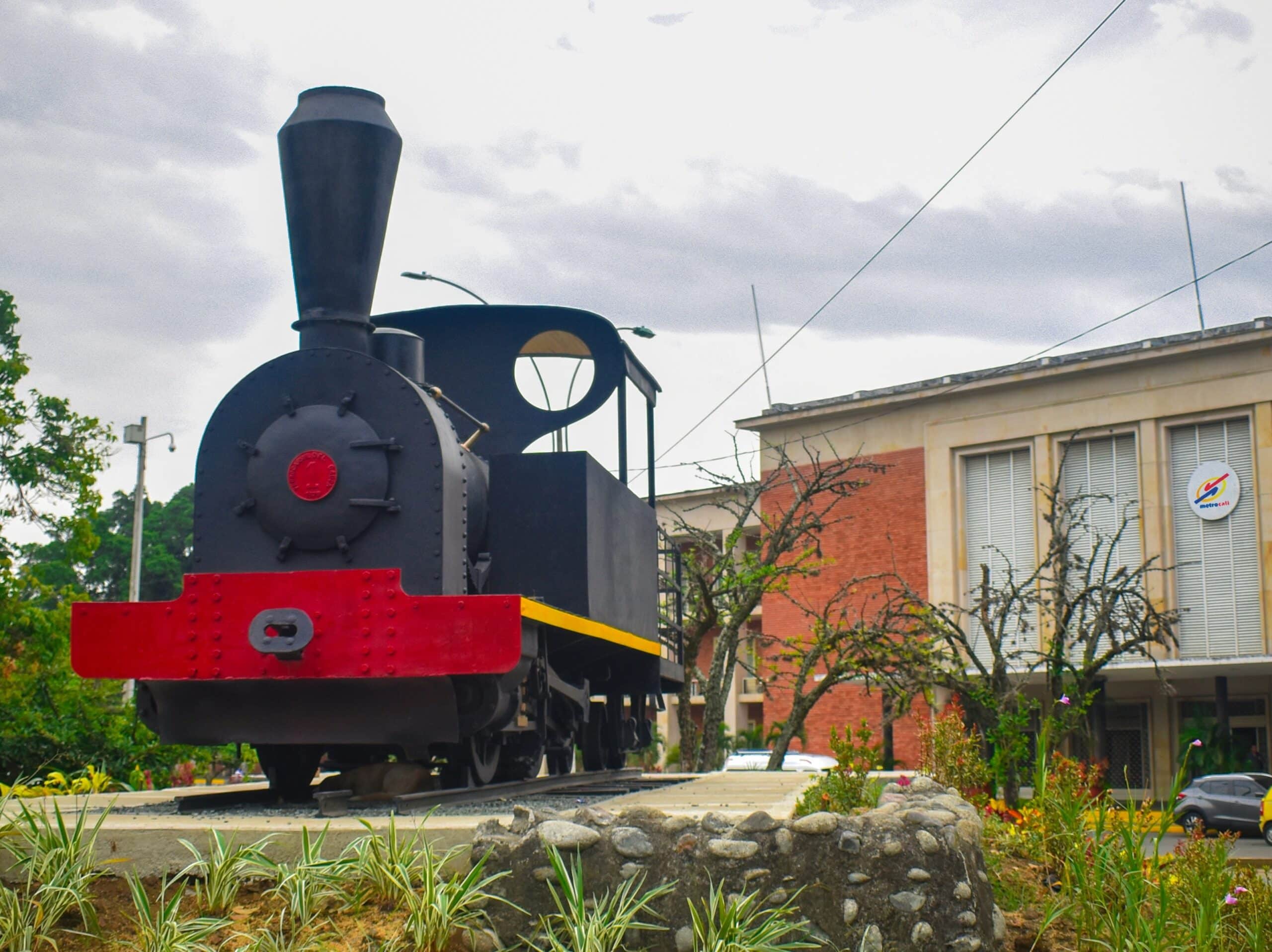 Foto donde se ve el tren de la Antigua Estación del Ferrocarril y al fondo la fachada de Metro Cali.