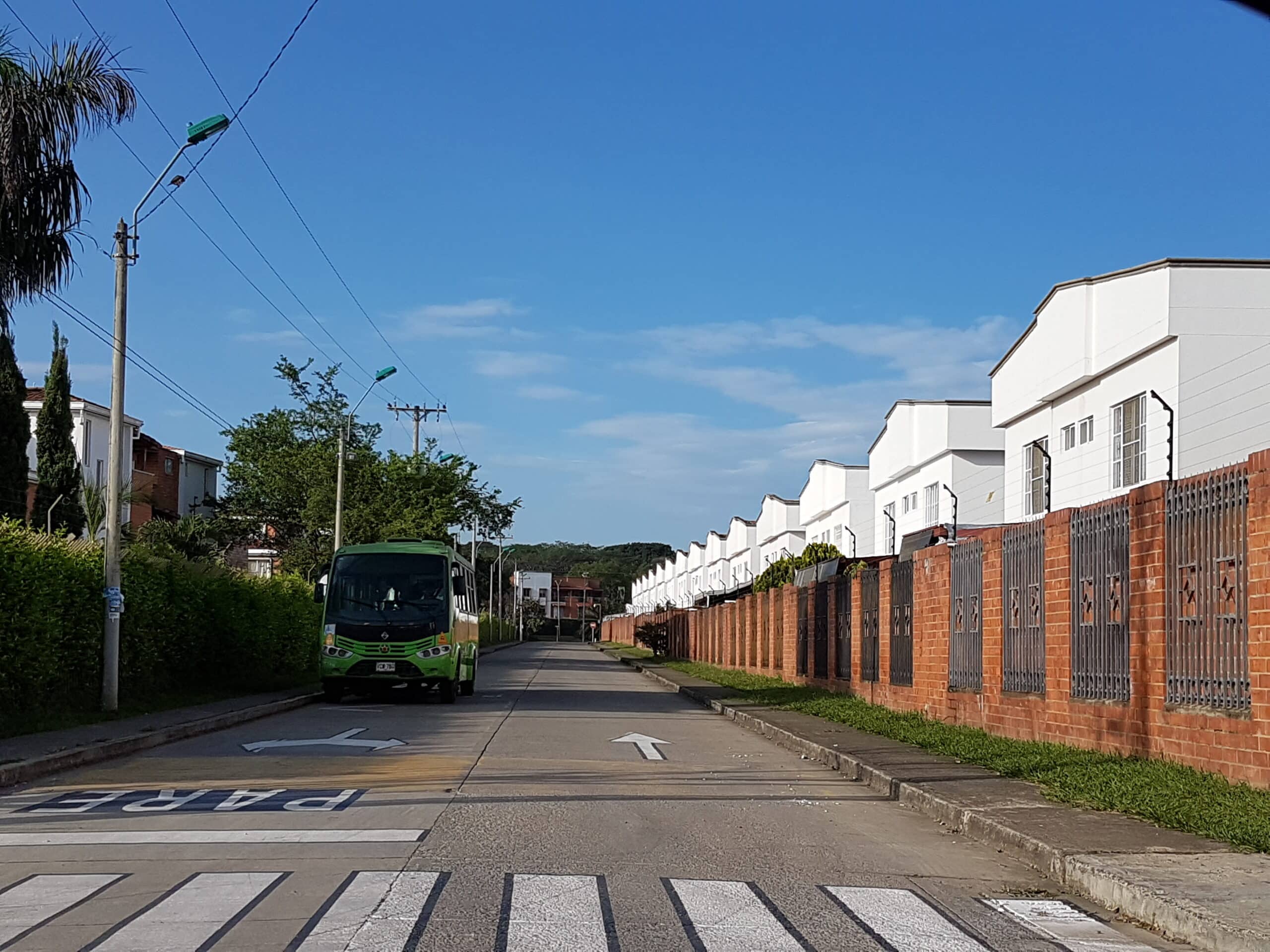 Foto donde se ve la cebra en una parada del MIO en y al fondo un bus alimentador.
