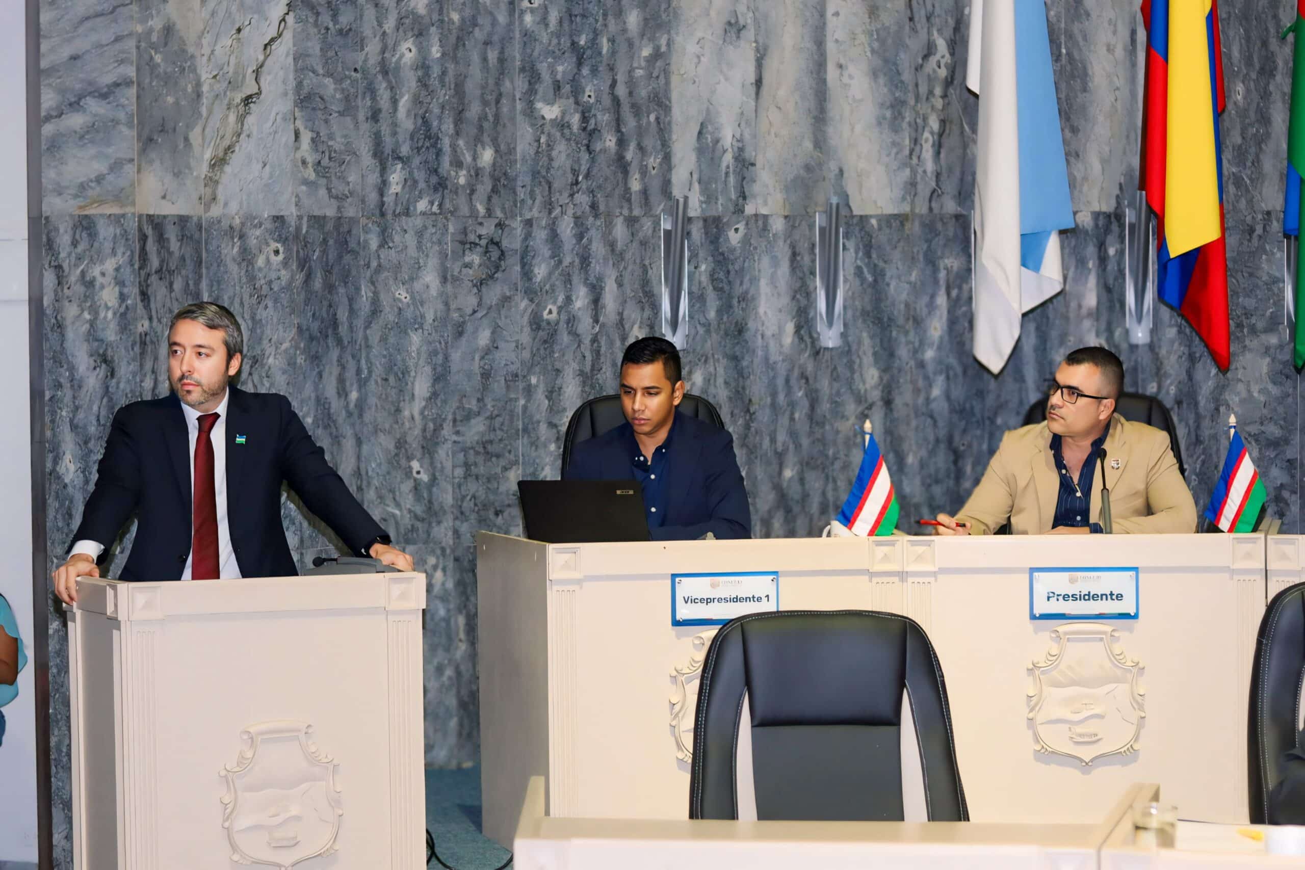 Foto en la que se ve al presidente de Metro Cali en exposición ante el Concejo de Cali.