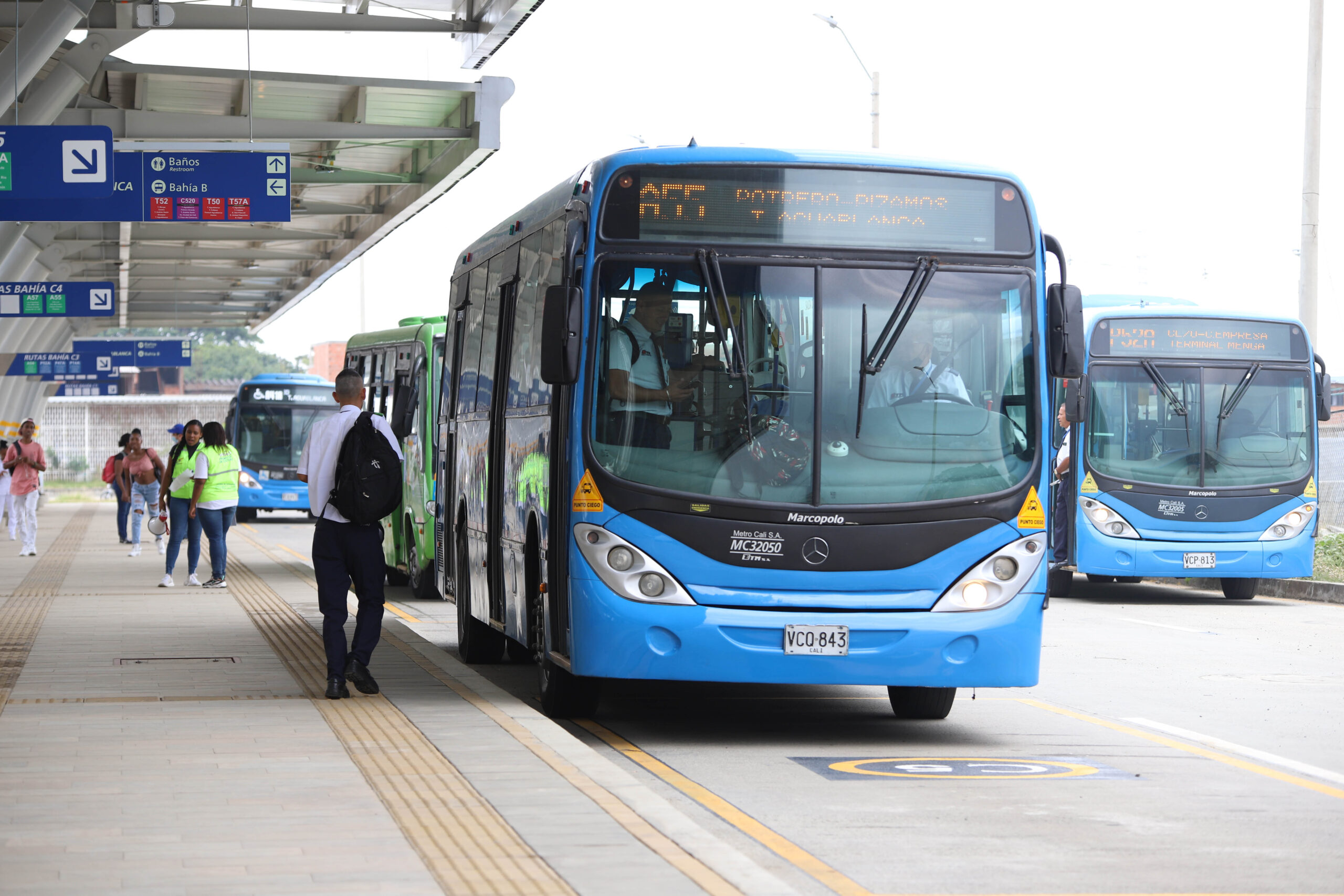 Foto en la cual se ve un bus articulado del MIO en la Terminal Aguablanca y usuarios esperando la ruta.