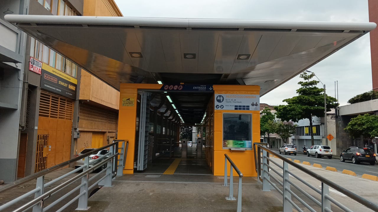Foto en la cual se ve la entrada de la estación Piloto.