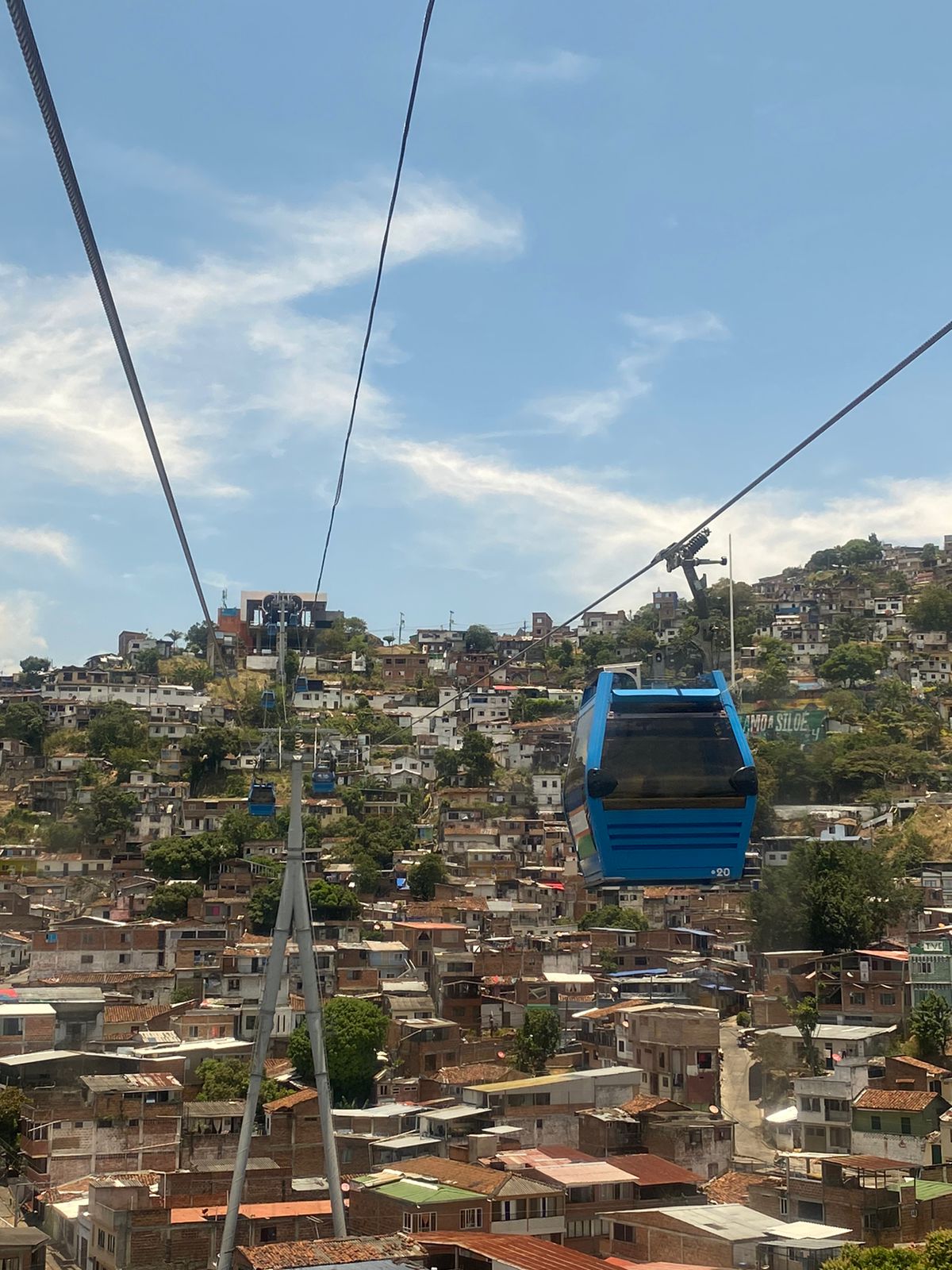 Foto donde se ve una cabina del MIO Cable en el aire.