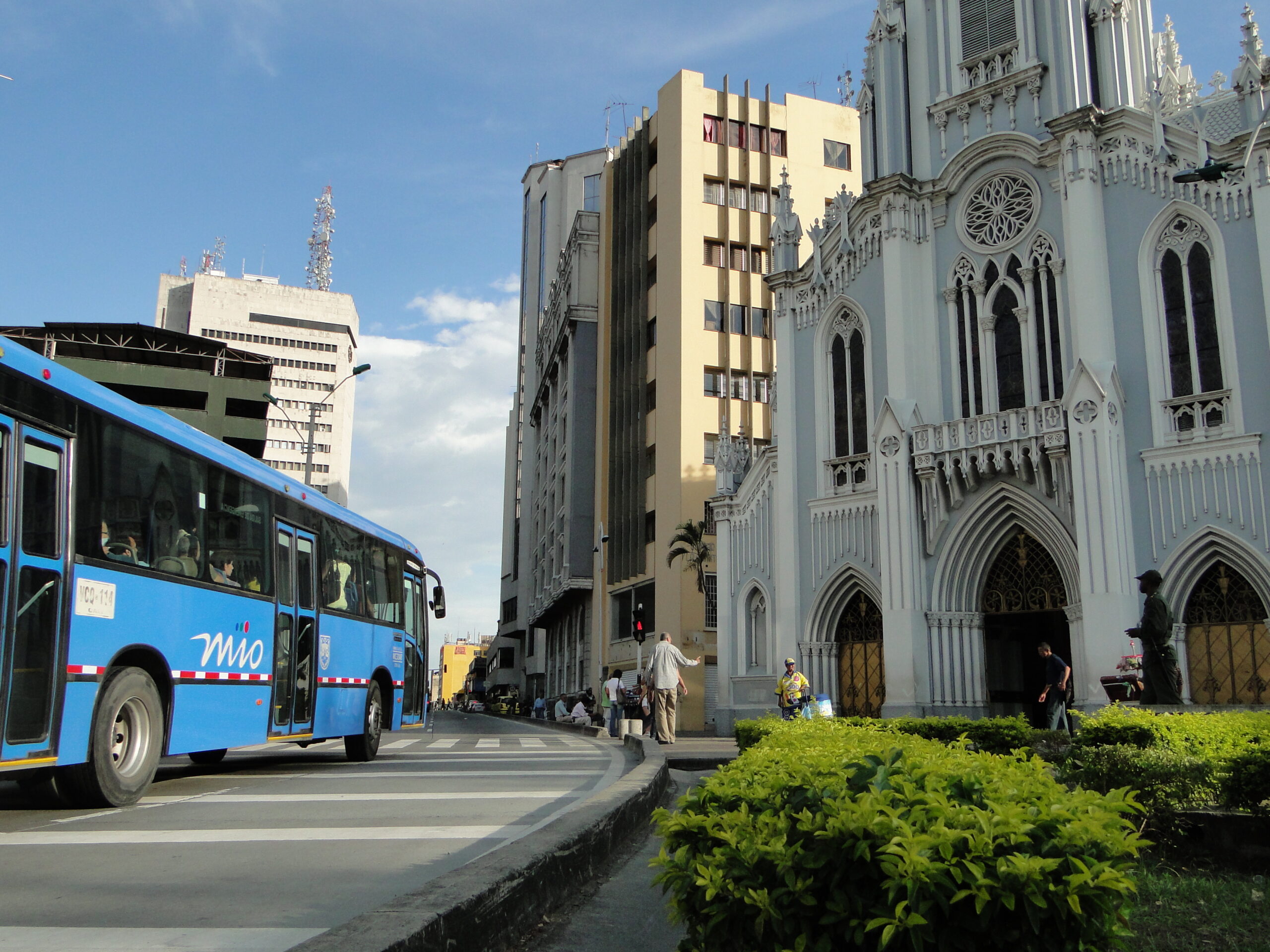 Foto donde se ve la iglesia la Ermita y un bus del MIO pasando.