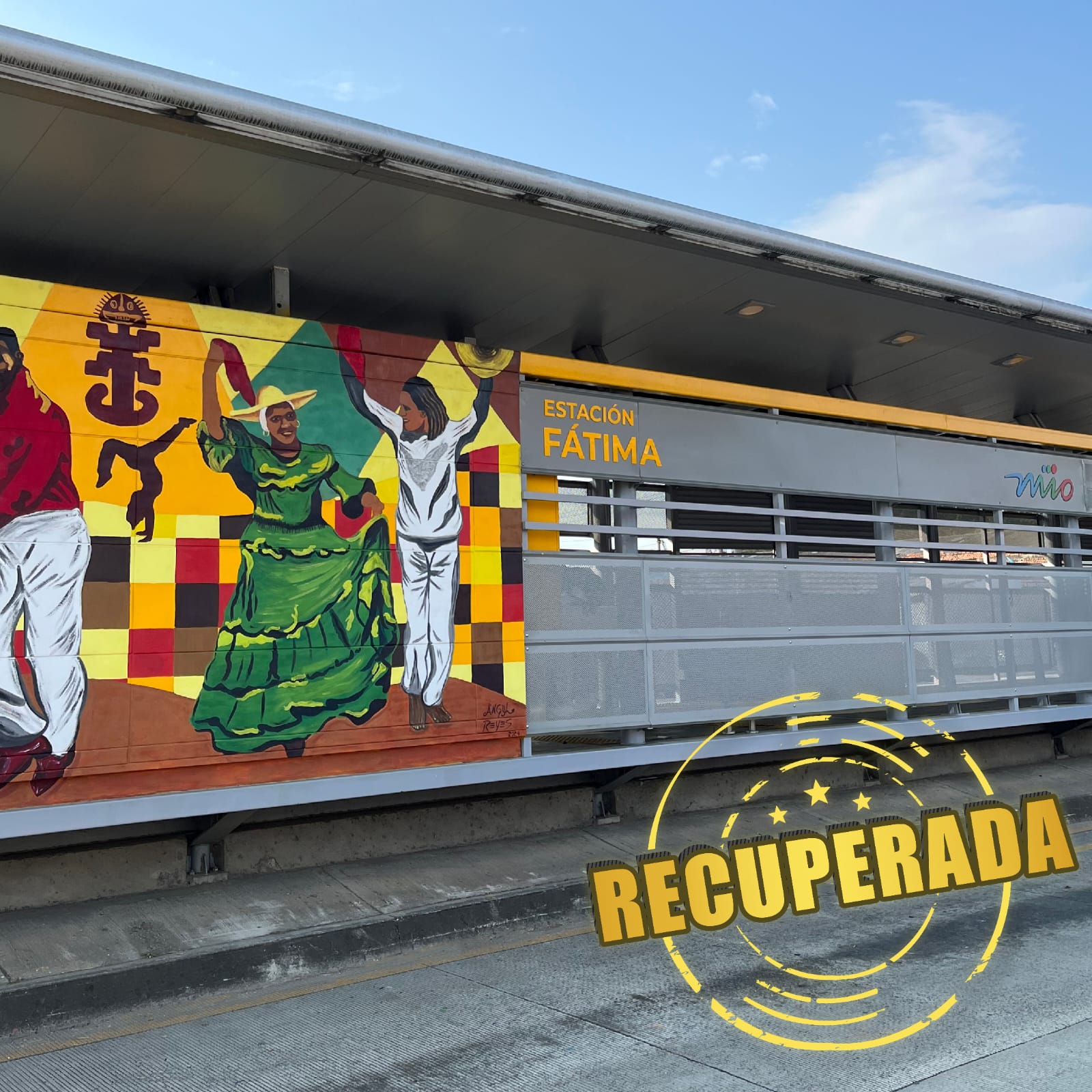 Foto en la cual se ve la estación Fátima de forma diagonal. Se ve el letrero que dice recuperada. También se ve el mural que hace alusión a la música y baile.