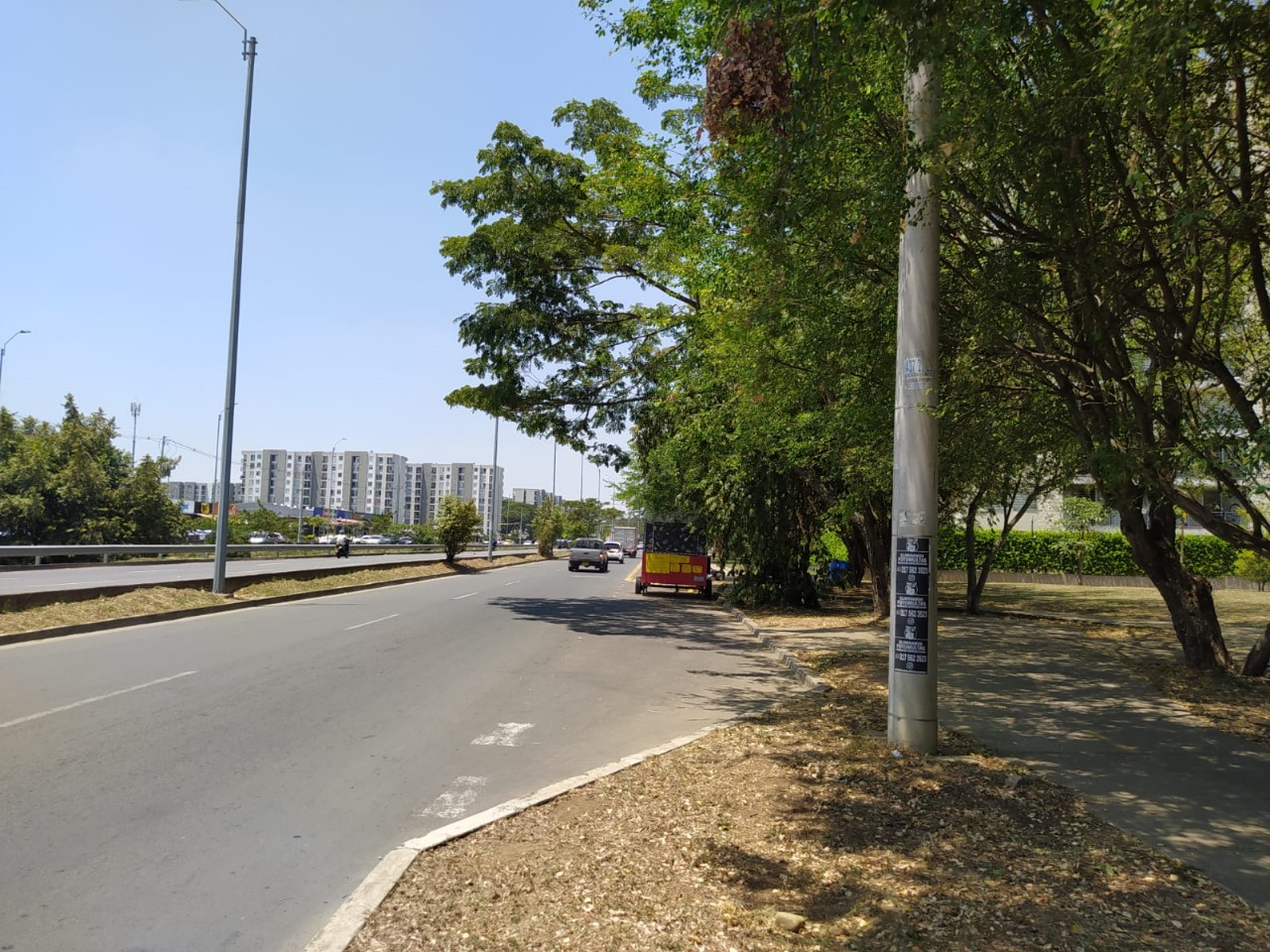 Foto en la cual se ve el carril mixto y el espacio para una parada de bus.