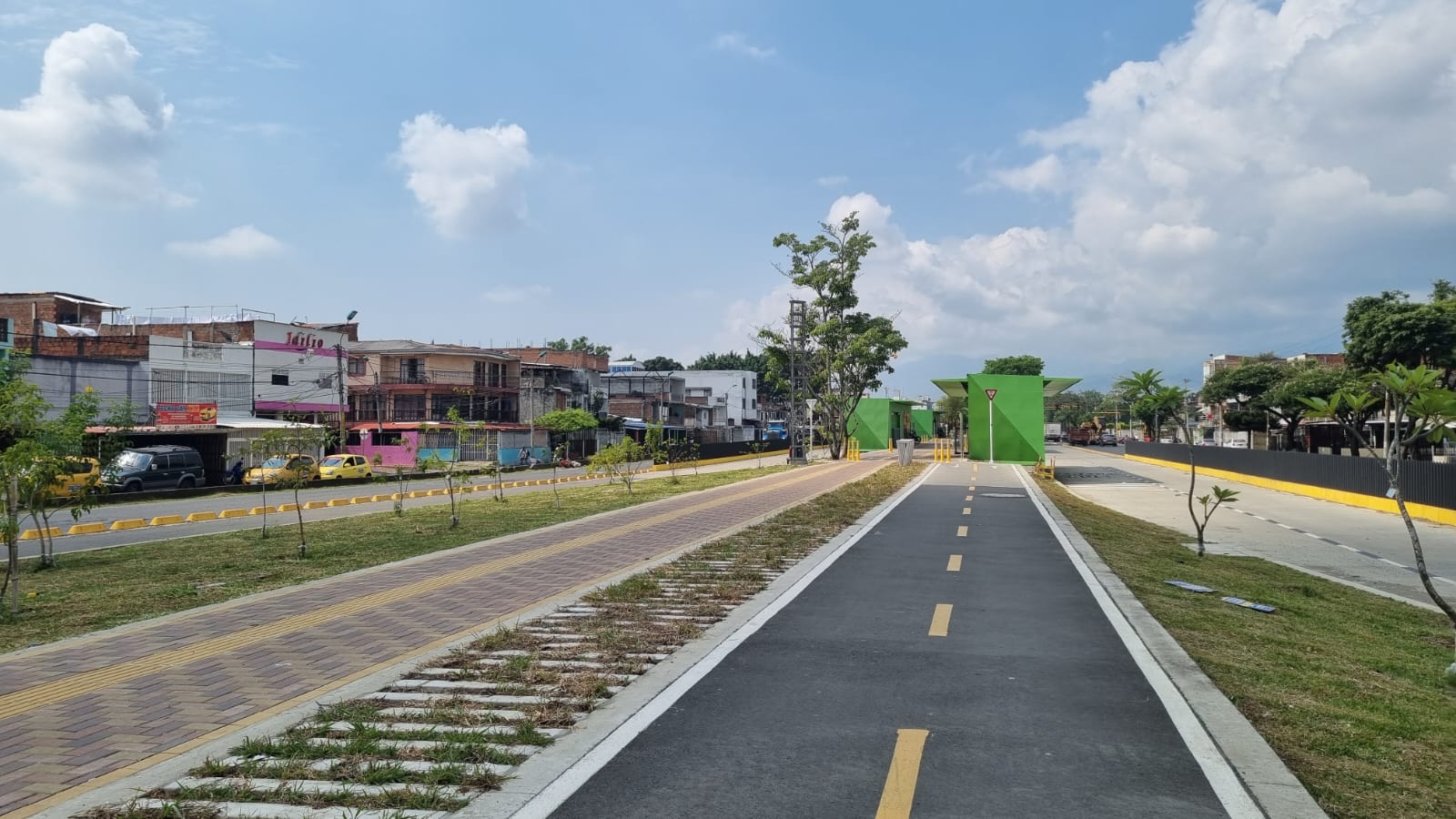 Foto donde se ve la ciclorruta de la Troncal , el carril solo bus y estaciones del tramo.