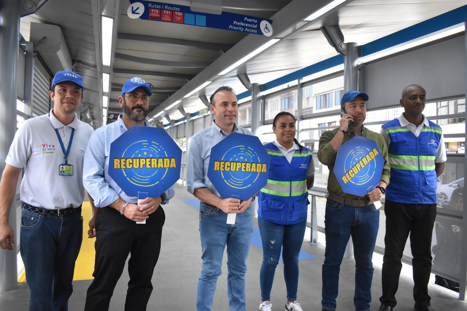 Foto en la que se ve al alcalde, Alejandro Eder, al presidente de Metro Cali, Álvaro Rengifo, el secretario de seguridad y Justicia, Jairo García con paletas que dicen recuperada, junto a tres asesores de servicio en el vagón de la estación del MIO Troncal Unida.