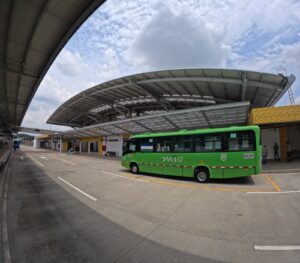 Foto en la cual se ve un bus alimentador en la Terminal Aguablanca.