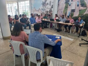 Foto de la audiencia de adjudicación de la Troncal Oriental, tramo 3. Se ven los representantes de Metro Cali y los de las empresas participantes en la convocatoria.