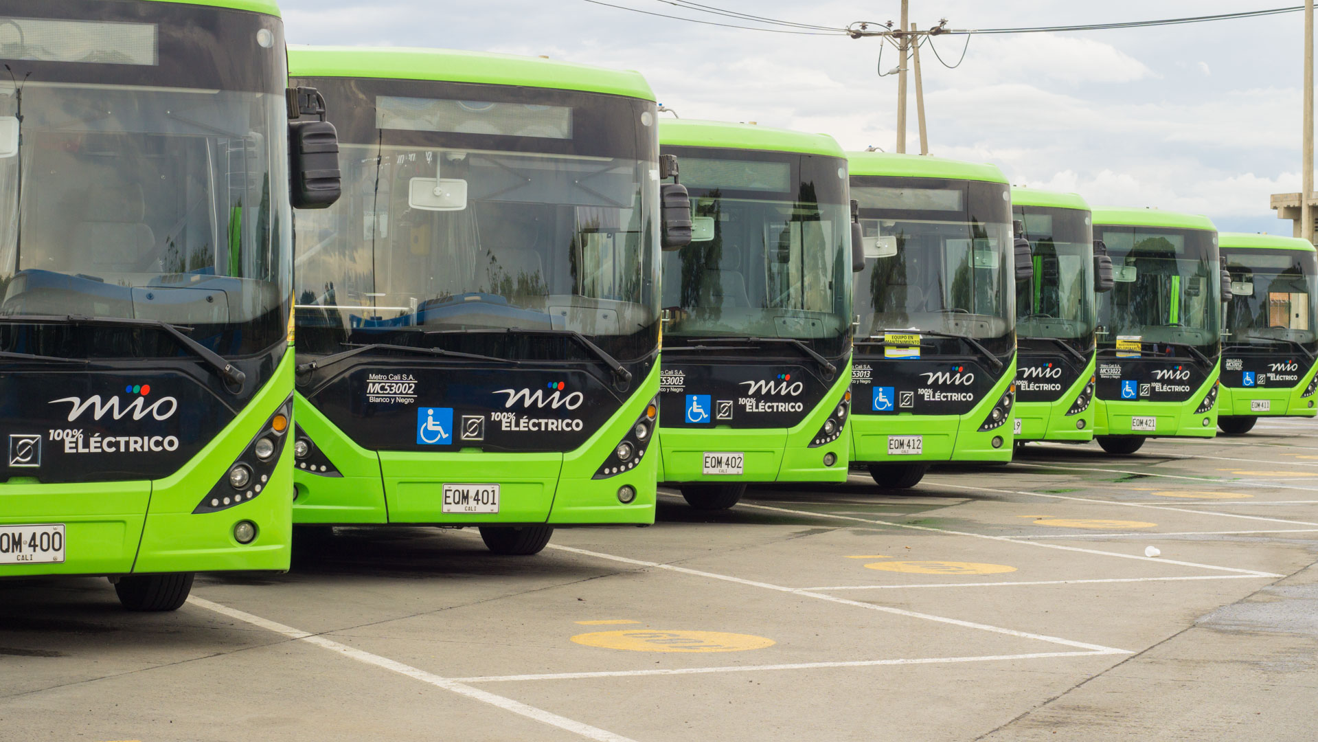 Foto en que se ven buses alimentadores eléctricos parqueados.