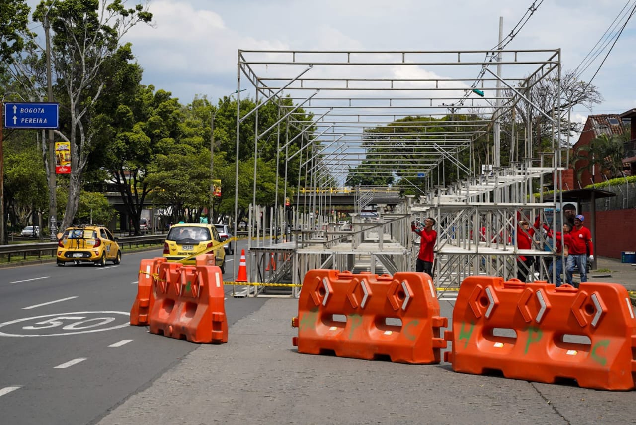 Foto donde se ve la instalación de las graderías para el Salsódromo en la Autopista Sur.