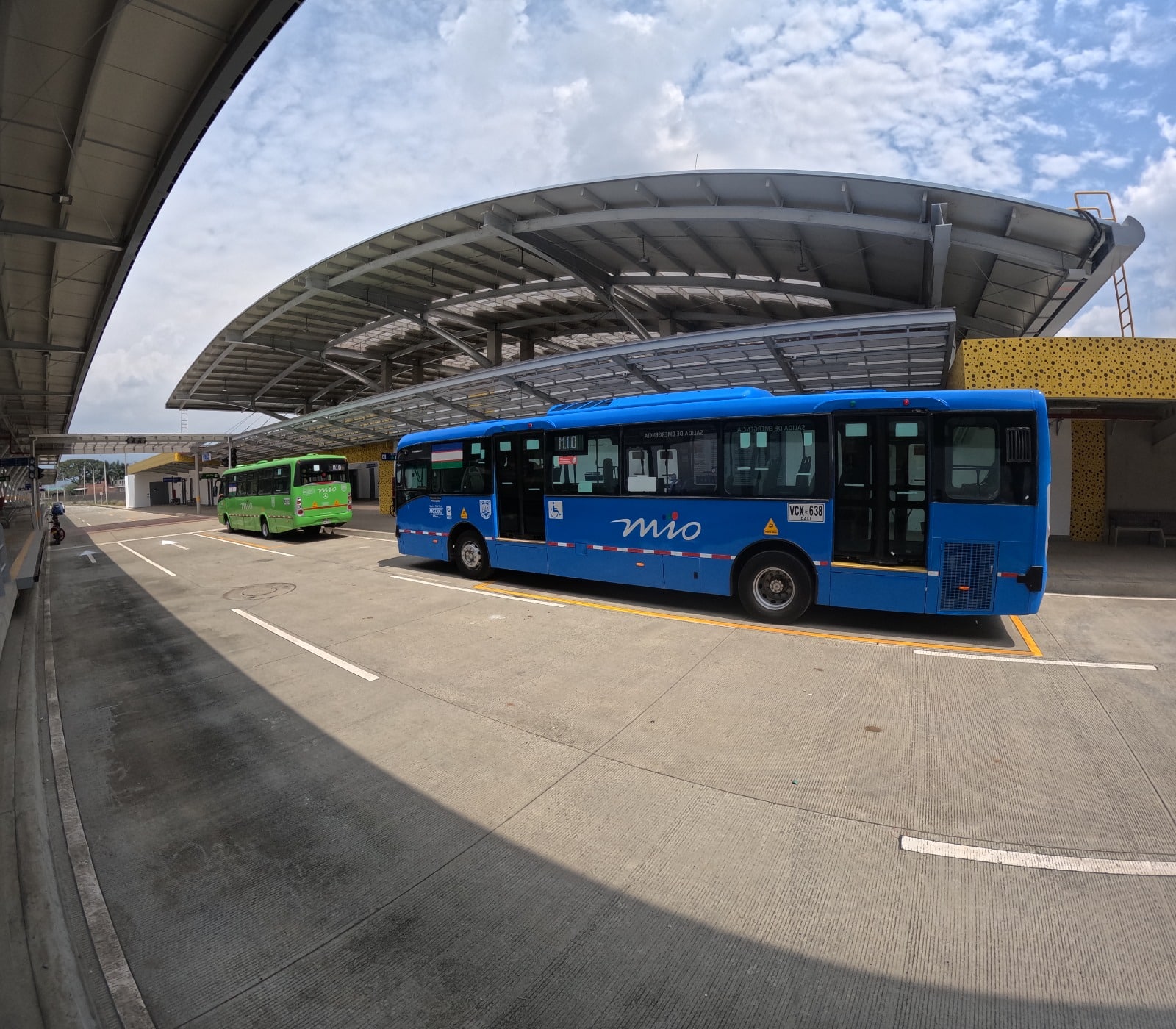 Foto en la cual se ve a dos buses del MIO un alimentador y un padrón dentro de la terminal Aguablanca.