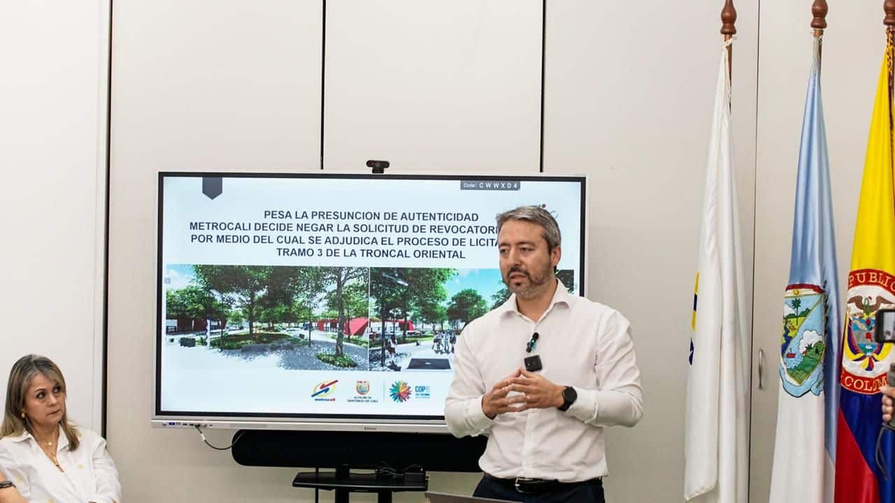 Foto en la cual se ve al presidente de Metro Cali y detrás de él una pantalla proyectando información de la Troncal Oriental, tramo 3.