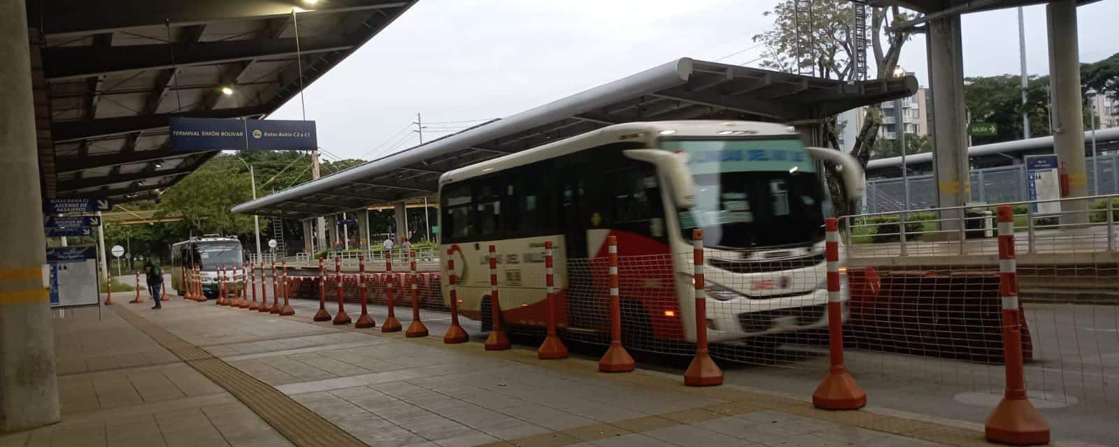 Foto donde se ve un bus intermunicipal en la Terminal Simón Bolívar.