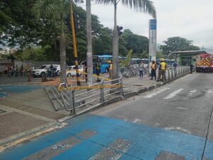 Foto en cual se ve las barandas de la pasarela del ingreso a la estación Guadalupe caídas.