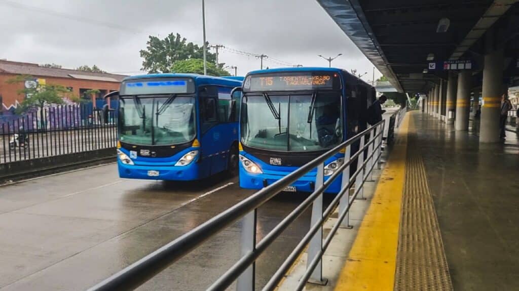 Foto en la cual se ven dos buses del MIO en la Terminal Calipso.