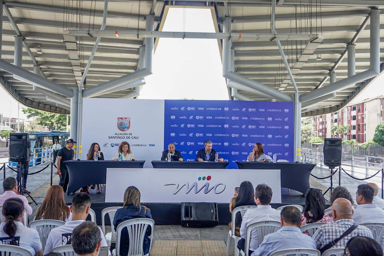 Foto en la cual se ve a directivos en rueda de prensa en la Terminal Paso del Comercio.