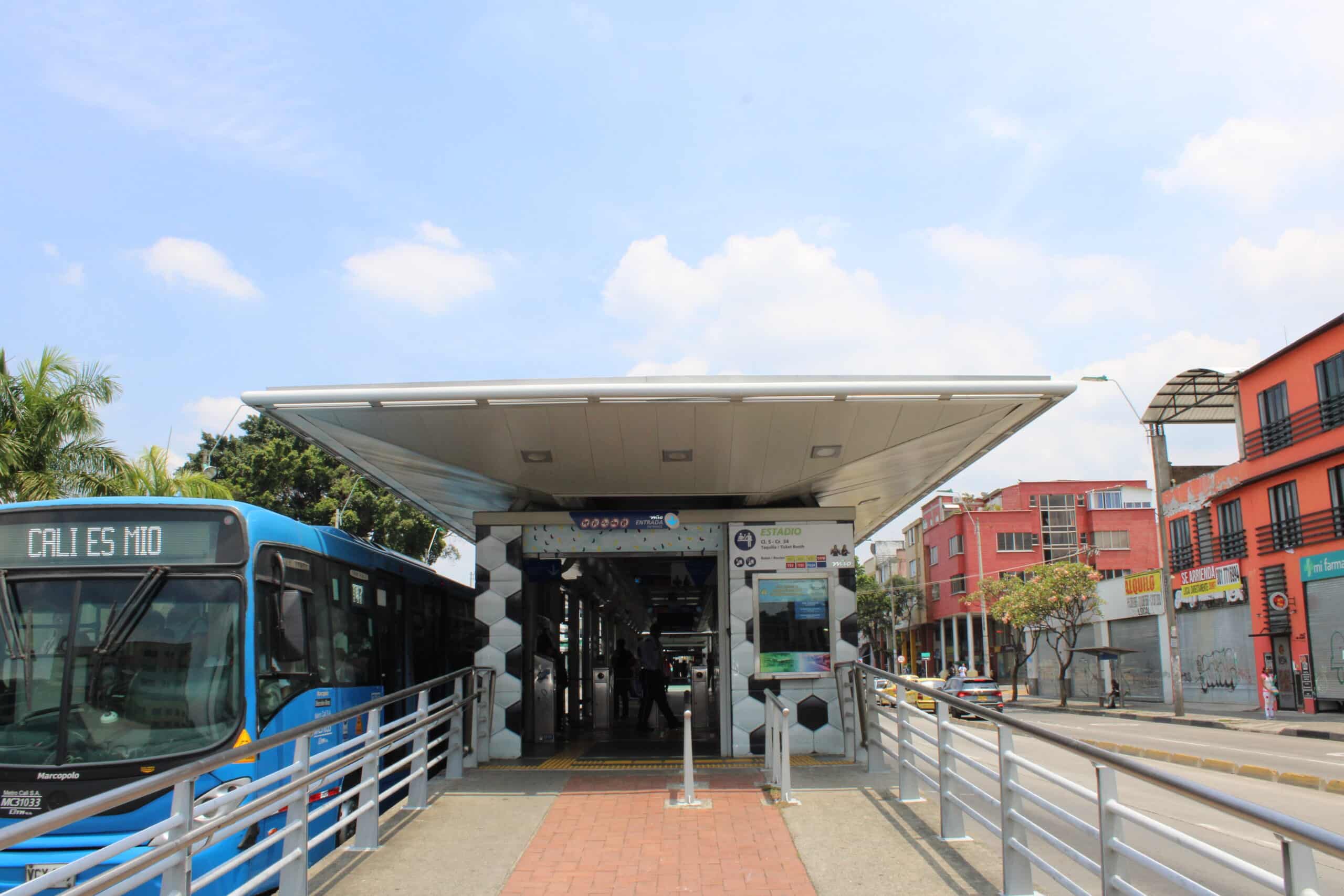 Foto de la entrada a la estación Estadio, donde se ve un bus del MIO.