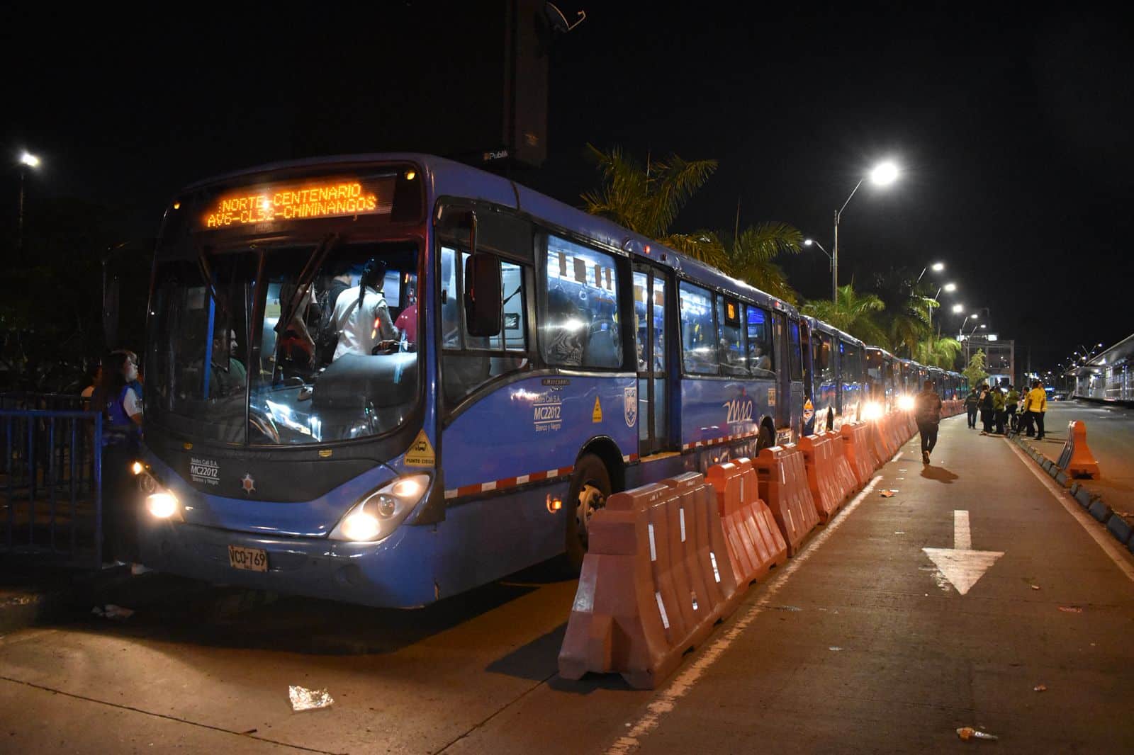 Foto donde se ve un bus articulado del MIO, a la espera de pasajeros.