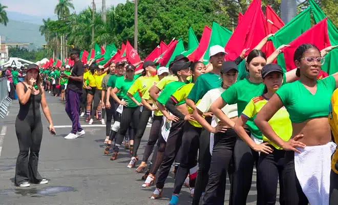 Foto en la cual se ven a varias personas ensayando para el Salsódromo.