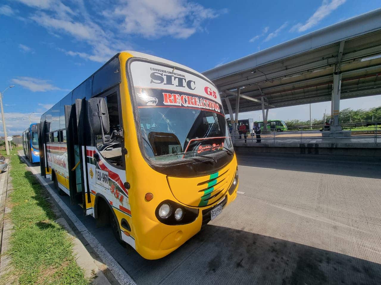 Foto en la cual se ve un bus del transporte público.