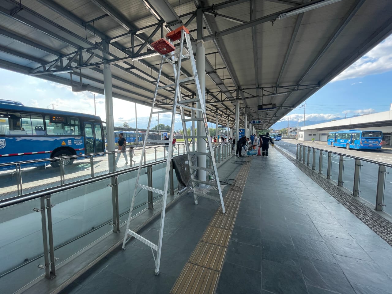Foto en la cual se ven arreglos al interior de la Terminal Andrés Sanín.