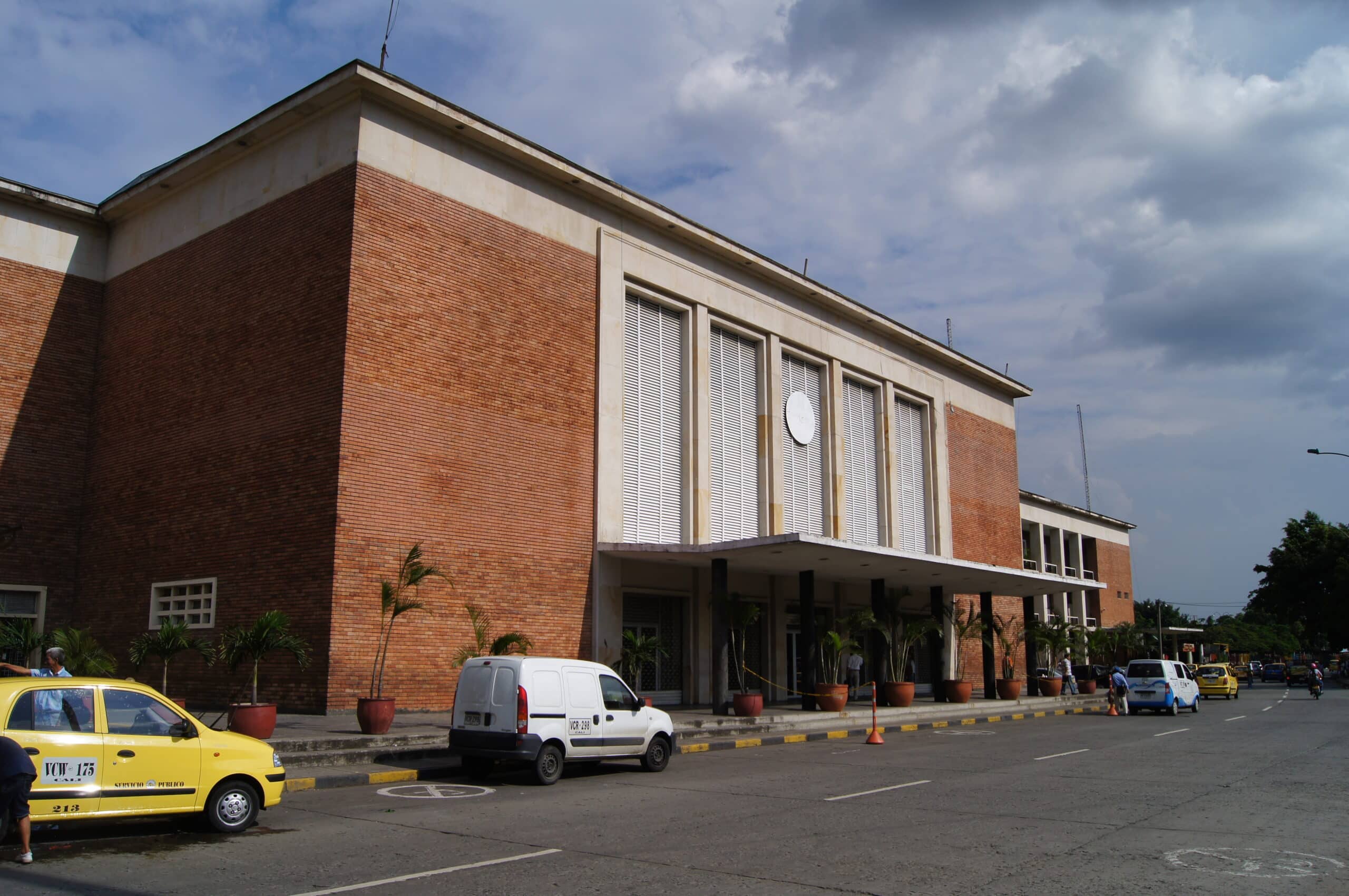 Foto en la cual se ve la fachada del edificio de Metro Cali.